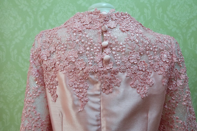 ชุดผ้าไหมอิตาลี อัดผ้ากาวทั้งตัว แต่งด้วยลูกไม้ฝรั่งเศสด้านหน้าและด้านหลัง แขนสามส่วน เสื้อ+กระโปรงยาว สีโอรสชมพู เบอร 40