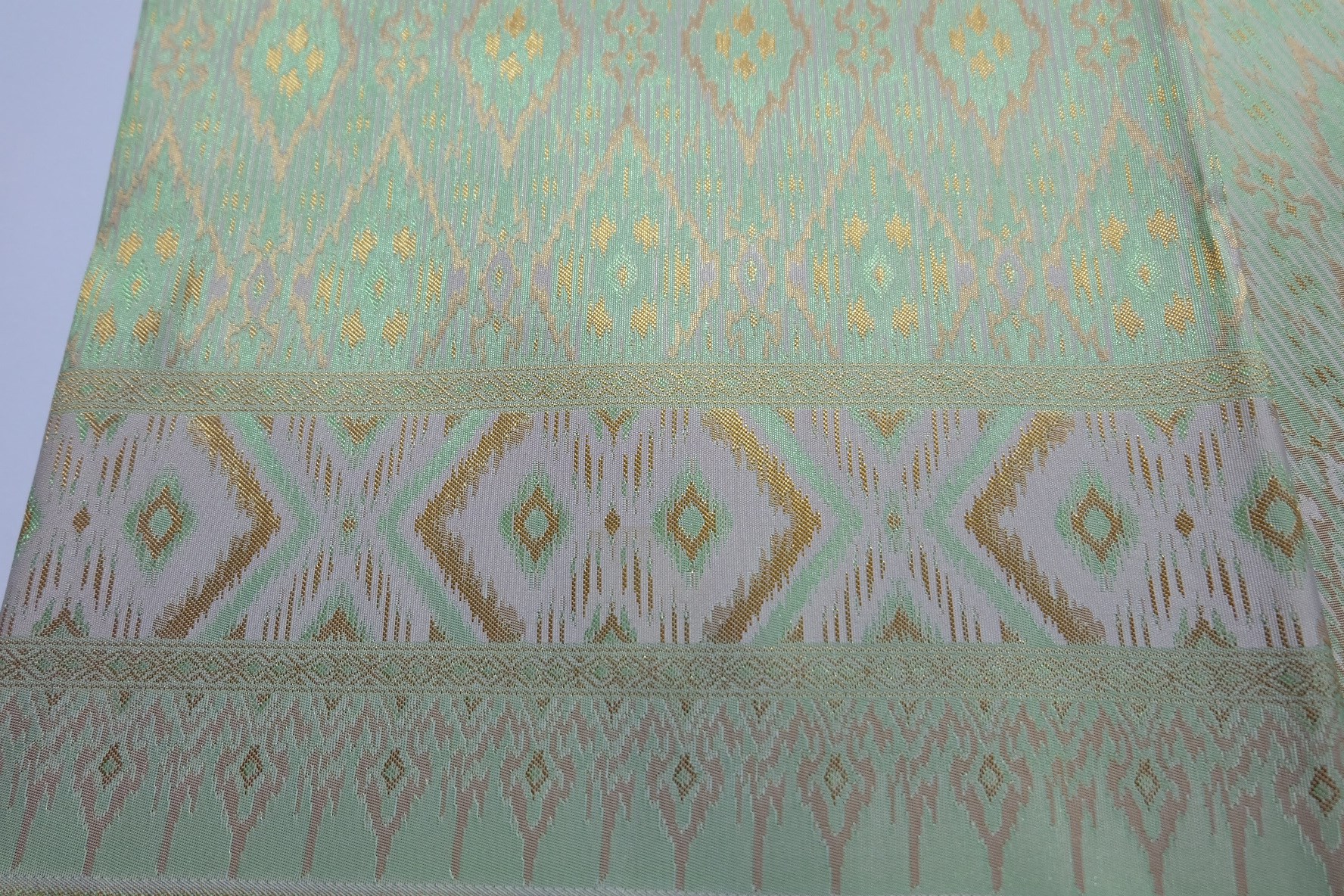 ผ้าไหมเกษตร คุณภาพดี ราคาถูก (สีเขียวหวาน)