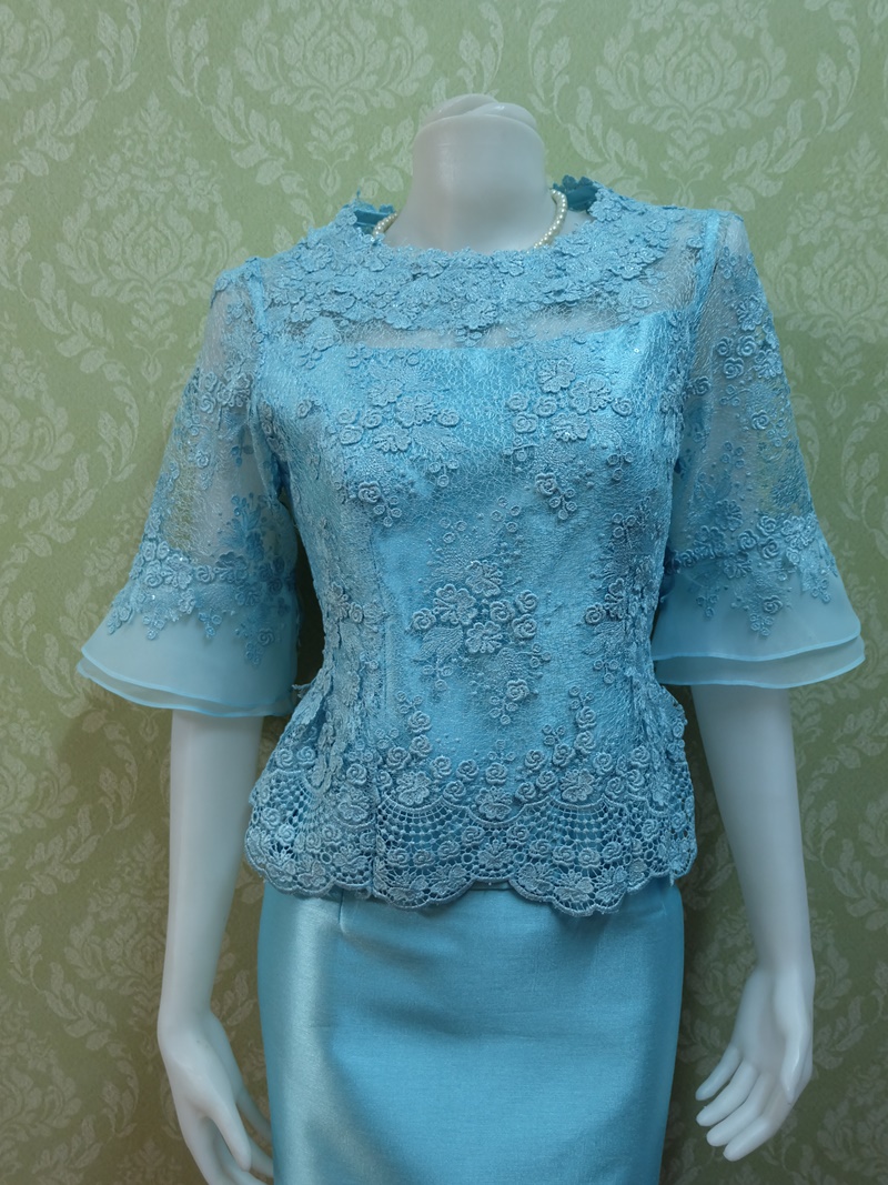 ชุดผ้าไหมอิตาลี อัดผ้ากาวทั้งตัว แต่งด้วยลูกไม้ฝรั่งเศสทั้งด้านหน้าและด้านหลัง แขนสามส่วน สีฟ้า เสื้อ+กระโปรงยาว เบอร์ 38