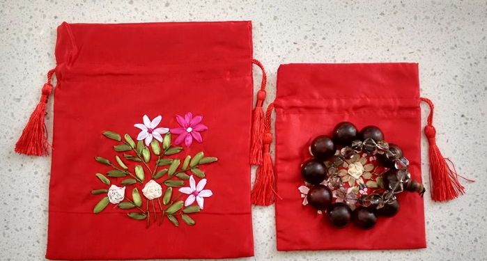 ถุงผ้าซาติน ปักลายดอกไม้ แบบสวย ๆ ถุงผ้าใส่ของชำร่วย แบบหวาน ๆ ลายดอกไม้ สุดหรู 359592