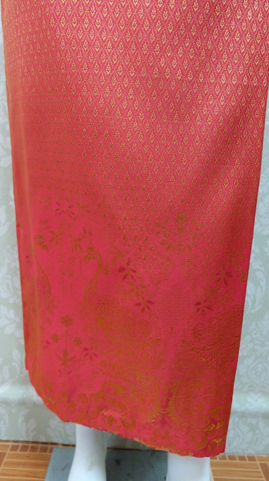 ผ้าถุงไหมสำเร็จรูป สีชมพูแดงบานเย็น เอว28 นิ้วเลื่อนได้ถึง30 นิ้ว