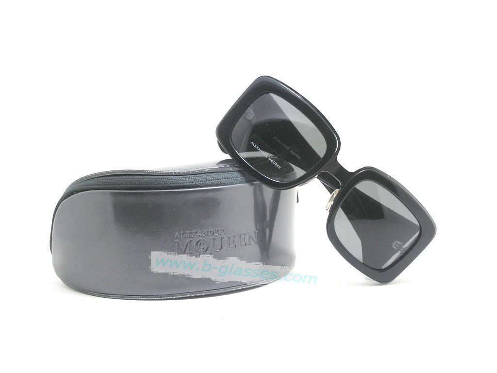 S แว่นกันแดด Alexander McQueen แบรนด์นี้หายากสุดๆค่ะ ของแท้100%และถูกสุดๆ ส่งตรงจากUS.ค่ะ