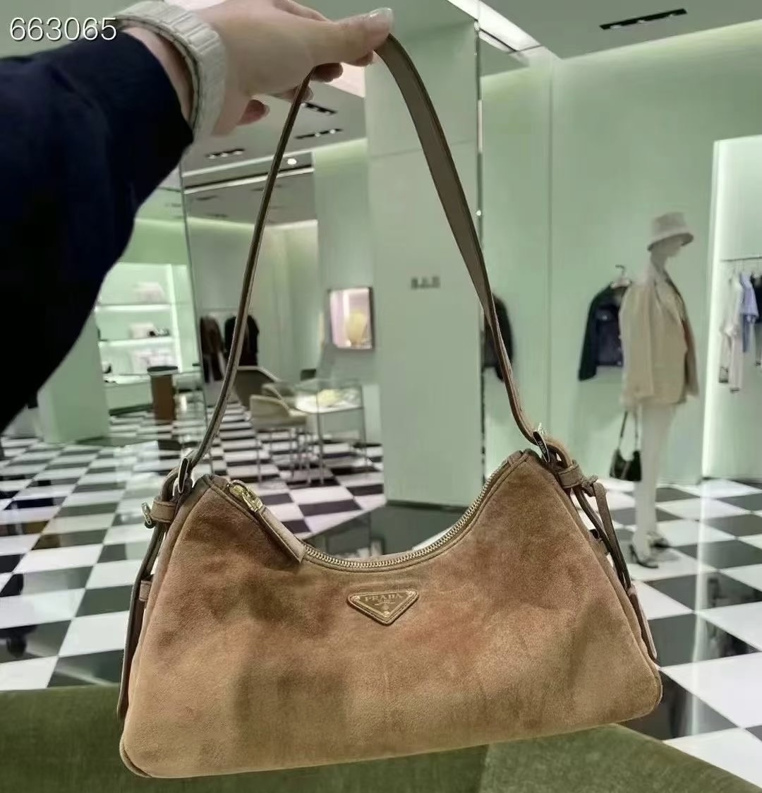 **do** กระเป๋าหนังกลับ Prada medium Aimée suede shoulder bag สินค้าใหม่ ของแท้