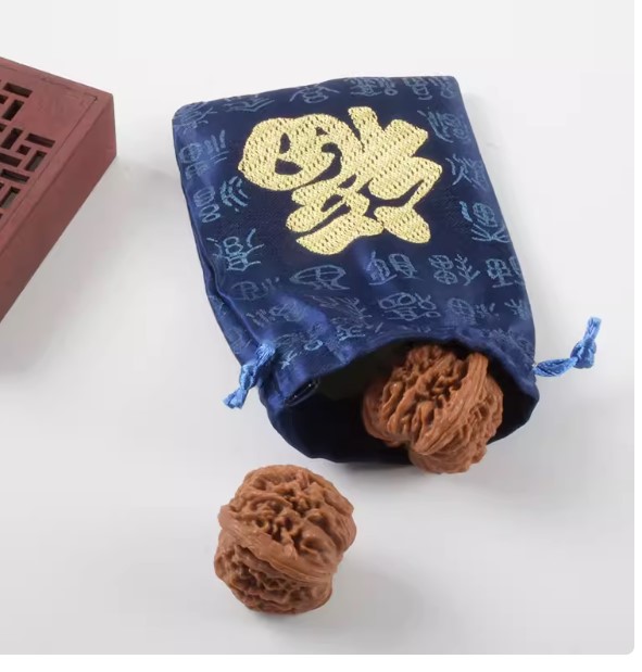 ถุงผ้าซาติน ลาย ภาษาจีน คำว่า พร มงคล ถุงผ้าใส่ของขวัญ ของชำร่วย มงคล ขนาด 9.5*14 cm สีแดง ฟ้า น้ำเงิน ชมพู 602178