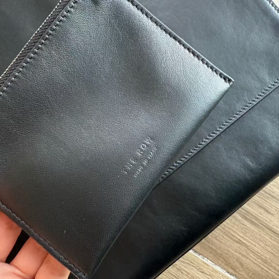 กระเป๋าหนังแกะ The Row Nan Shoulder Bag in Leather มี 2 สี มีกระเป๋าเล็กห้อย สินค้าใหม่ ของแท้