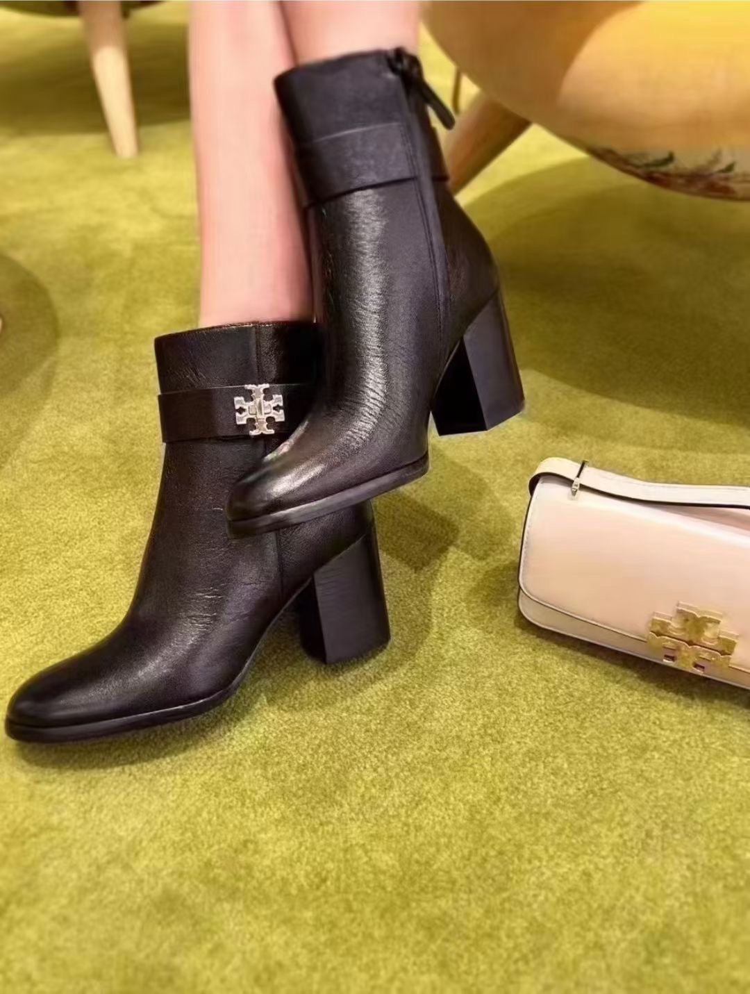 **do** รองเท้าหนังบู้ทสั้น Tory Burch T Lock High Heel Ankle Boots มี 2 สี สินค้าใหม่ ของแท้
