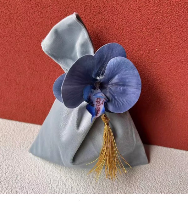 ถุงผ้ากำมะหยี่ ใส่ของขวัญ ของชำร่วย งานแต่งงาน ขนาดเล็ก ตกแต่ง ด้วย ดอกกล้วยไม้ สวย ๆ 805787