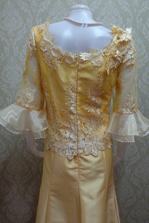 ชุดแซกยาว ผ้าไหมอิตาลีอัดผ้ากาวทั้งตัวแต่งด้วยลูกไม้อิตาลี กระโปรงทรงหางปลา แขนสามส่วนซิปหลัง สวยหรูมาก อกเสื้อวัดเต็ม38 นิ้ว สีเหลืองทอง