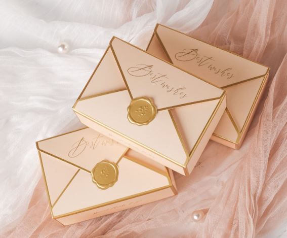 กล่องสี่เหลี่ยม กล่องใส่ของขวัญ ของชำร่วย งานแต่งงาน แบบหรูหรา ขอบทอง แบบซองจดหมาย 501003