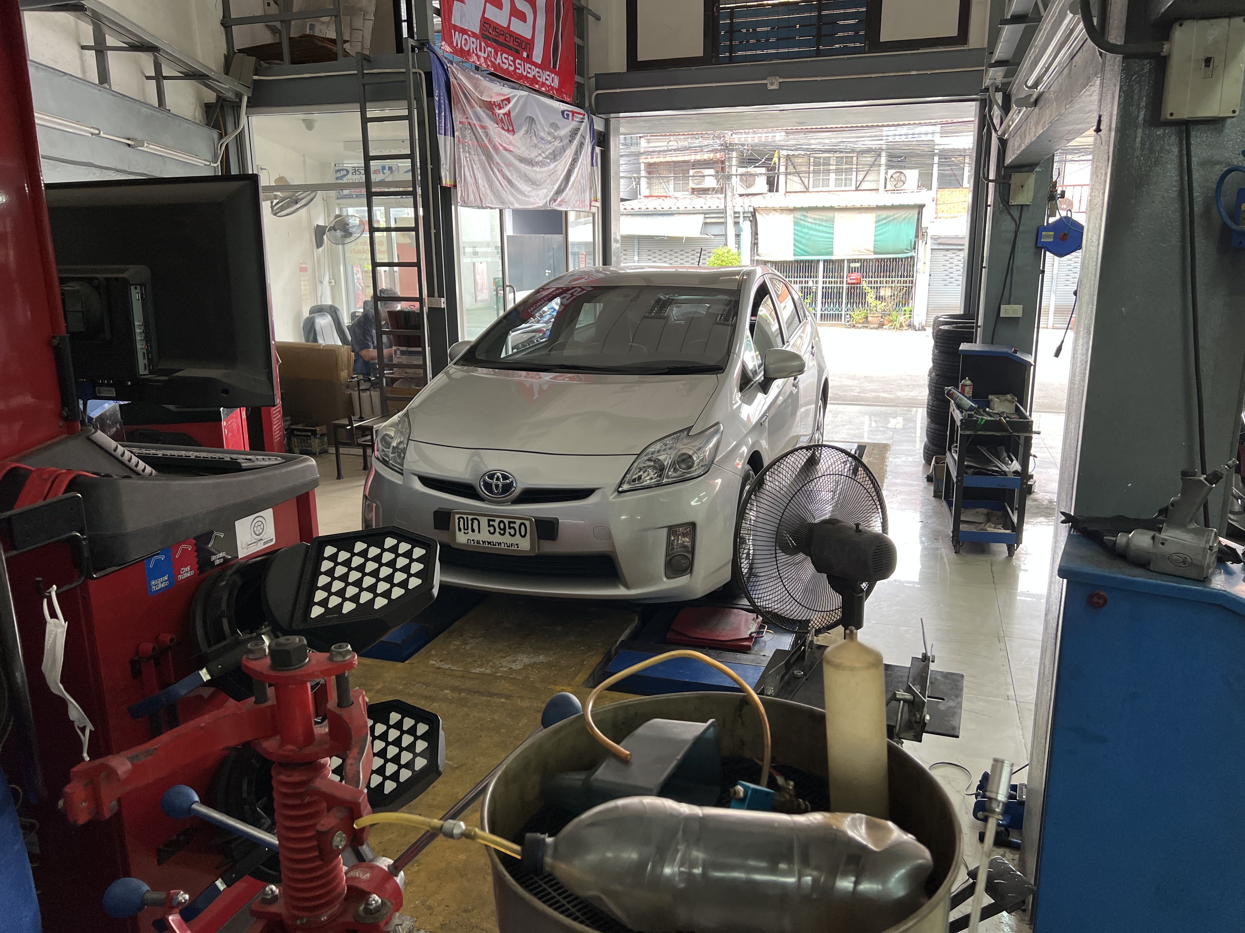 TOYOTA PRIUS เปลี่ยนยางรถยนต์ พรีเมี่ยม นุ่มนวล ปลอดภัย ใช้งานประจำวัน ยางญี่ปุ่น [+] YOKOHAMA BLUEARTH ES32 [+] ขนาด 195/65R15 โปรโมชั่นราคาพิเศษ ติดต่อสอบถามเพิ่มเติม โทร : 08-6569-1915 บุ๊ก และทีมงาน ยินดีต้อนรับครับ 𝙊𝙪𝙧 𝙎𝙚𝙧𝙫𝙞𝙘𝙚 บริการทางร้าน เรารับทำอะไรบ้าง 🔧 ติดตั้งยางแบบไร้รอย 100% 🔧 บริการสลับยาง ตามอายุ 🔧 มียางรถยนต์ทุกยี่ห้อให้เลือกซื้อ 🔧 เช็คช่วงล่าง แก้ปัญหาให้ตรงจุด 🔧 บริการล้างลิ้นปีกผีเสื้อ 🔧 บริการเช็คระยะรถยนต์ 🔧 เปลี่ยนถ่ายของเหลวทั้งระบบ 🔧 ตั้งศูนย์ด้วยเครื่อง HUNTER นำเข้าจาก USA #รถยนต์มีปัญหาไม่รู้ต้องแก้ตรงไหน ทางเรายินดี ตรวจหาปัญหาและหาวิธีแก้ บอกลูกค้าก่อนลงมือทำเสมอราคาเป็นธรรมไม่เอาเปรียบ สบายใจคุณลูกค้า ---------------------------------- ดูแลให้คำปรึกษาทุกปัญหาคาใจ ไม่ทิ้งลูกค้า มีบริการหลังการขาย 【ให้ผู้เชี่ยวชาญของเรา ดูแลรถคุณ】 ร้านยางเจริญรุ่งเรือง ยินดีต้อนรับครับ #ยางรถยนต์ #yokohama #es32