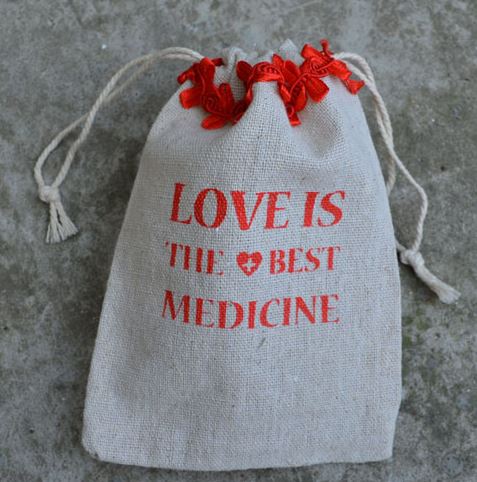ถุงผ้ากระสอบ ถุงผ้าดิบ สำเร็จรูป พิมพ์ลาย ความหมาย รักคือยาที่ดีที่สุด แต่งโบว์สีแดง ถุงผ้าขนาด 10x15 cm 711461