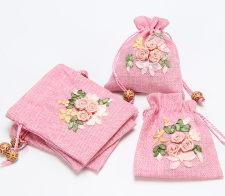 ถุงผ้ากระสอบ แต่งดอกไม้ ถุงผ้าใส่ของชำร่วย ขนาด 10x14 cm แบบน่ารัก สีหวาน ถุงผ้าเก๋ ๆ 536901