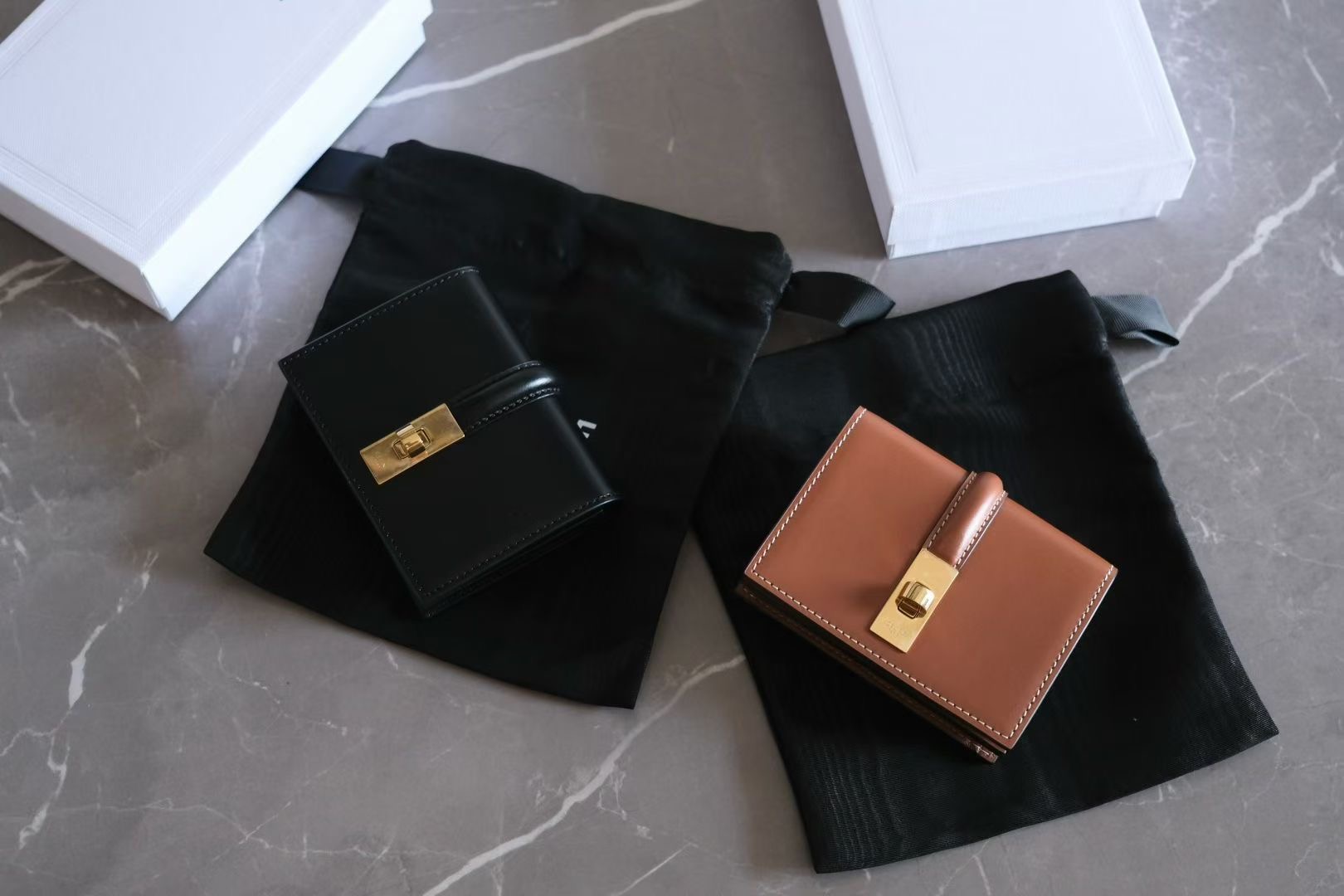 **do** กระเป๋าใส่บัตร Celine CARD HOLDER WITH FLAP 16 IN SATINATED CALFSKIN มี 2 สี สินค้าใหม่ ของแท้