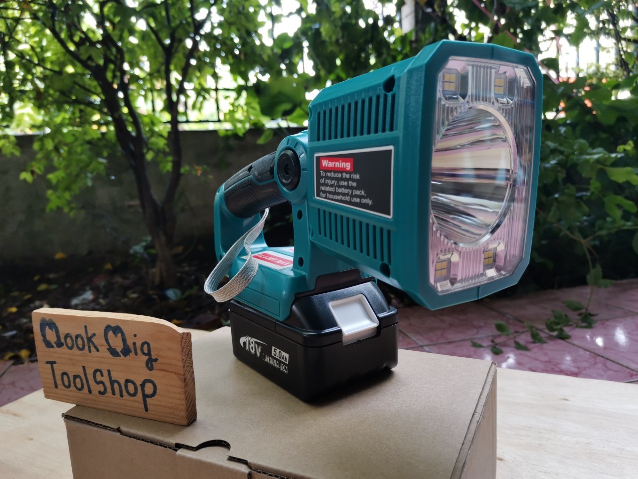 ไฟฉาย 18V (ไม่รวมแบต) ใช้กับแบต มากีต้า ได้เลย ครอบคุมทุกระยะ ใกล้ไกลปรับได้หมด เหมาะสำหรับไซร์งาน รุ่นใหม่