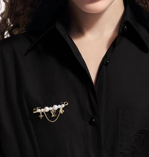 **do** เข็มกลัดมุกอะไหล่สีทอง LV Pearl River Brooch สินค้าใหม่ ของแท้
