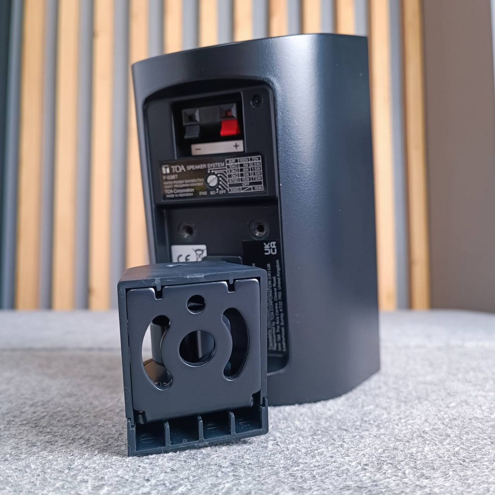 TOA F-03BT ตู้ลำโพงแขวน สีดำ พร้อมขาแขวน ลำโพงติดผนัง ขนาด 3.5 นิ้ว รองรับกำลังขับ 60 วัตต์ 8 โอห์ม โตอะ F 03BT F03BT เอไอ-ไพศาล