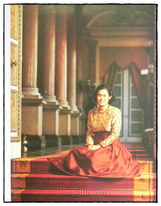 ทอสีเทียบฝัน / จิตรกรรมฝีพระหัตถ์ ในสมเด็จพระเทพรัตนราชสุดาฯ สยามบรมราชกุมารี 018852