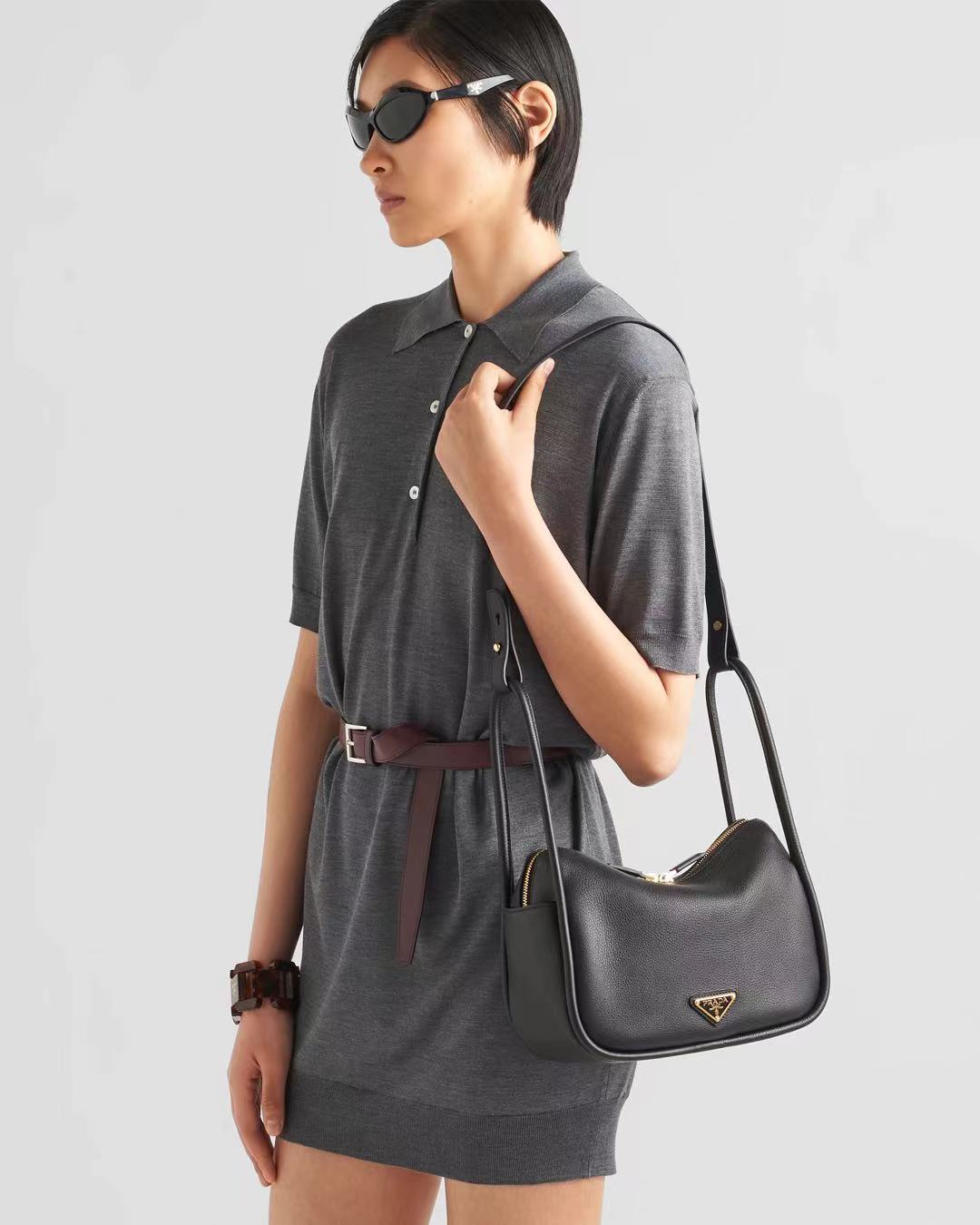 **C** กระเป๋าหนังวัวแท้ Prada Grain Leather handbag หนังนุ่มมากๆลายหนังเห็นชัดยิ่งขัดยิ่งสวย สินค้าใหม่ ของแท้