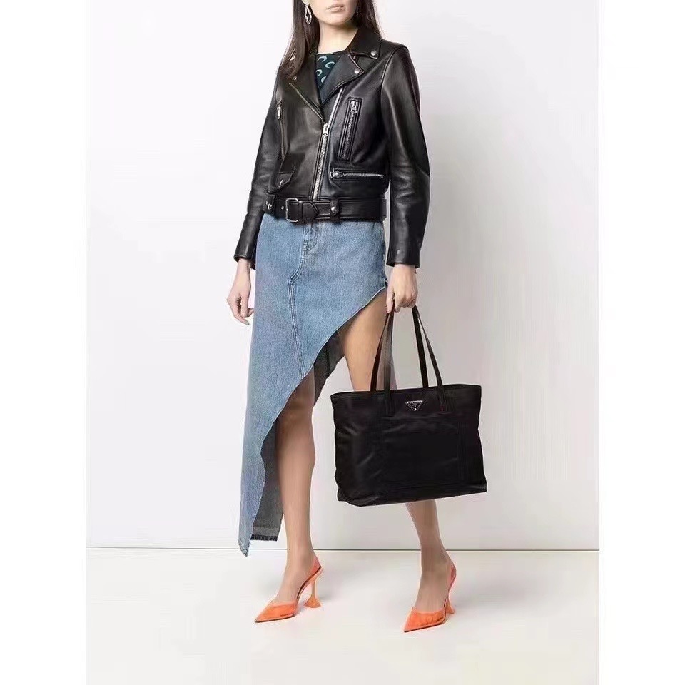 ** C** กระเป๋า Prada Re-Nylon tote bag มีอะไหล่ 2 สีให้เลือก ใช้ได้ ชาย หญิง สินค้าใหม่ ของแท้