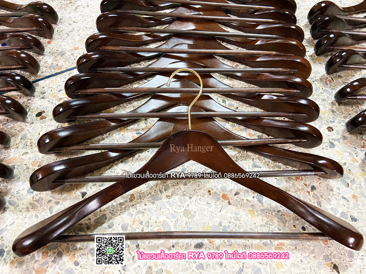 รับเลเซอร์ชื่อร้าน ชื่อแบรนด์บนไม้แขวนเสื้อ (ราคาไม่รวมไม้แขวน 60 อันๆ ละ 20 บาท 120 อันๆ ละ 15บาท)