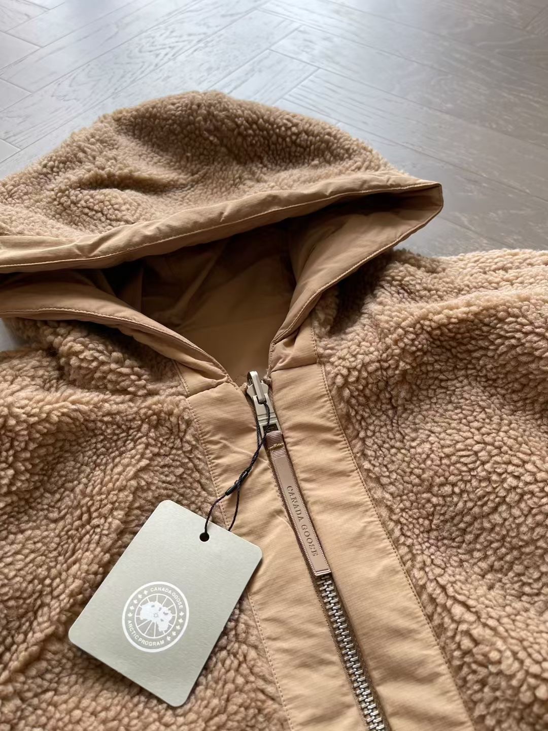 เสื้อกันหนาวมีฮู้ดใส่ได้ 2 ด้าน Canada Goose Women's Alberni Reversible Fleece Bomber Jacket มี 3 สี สินค้าใหม่ ของแท้