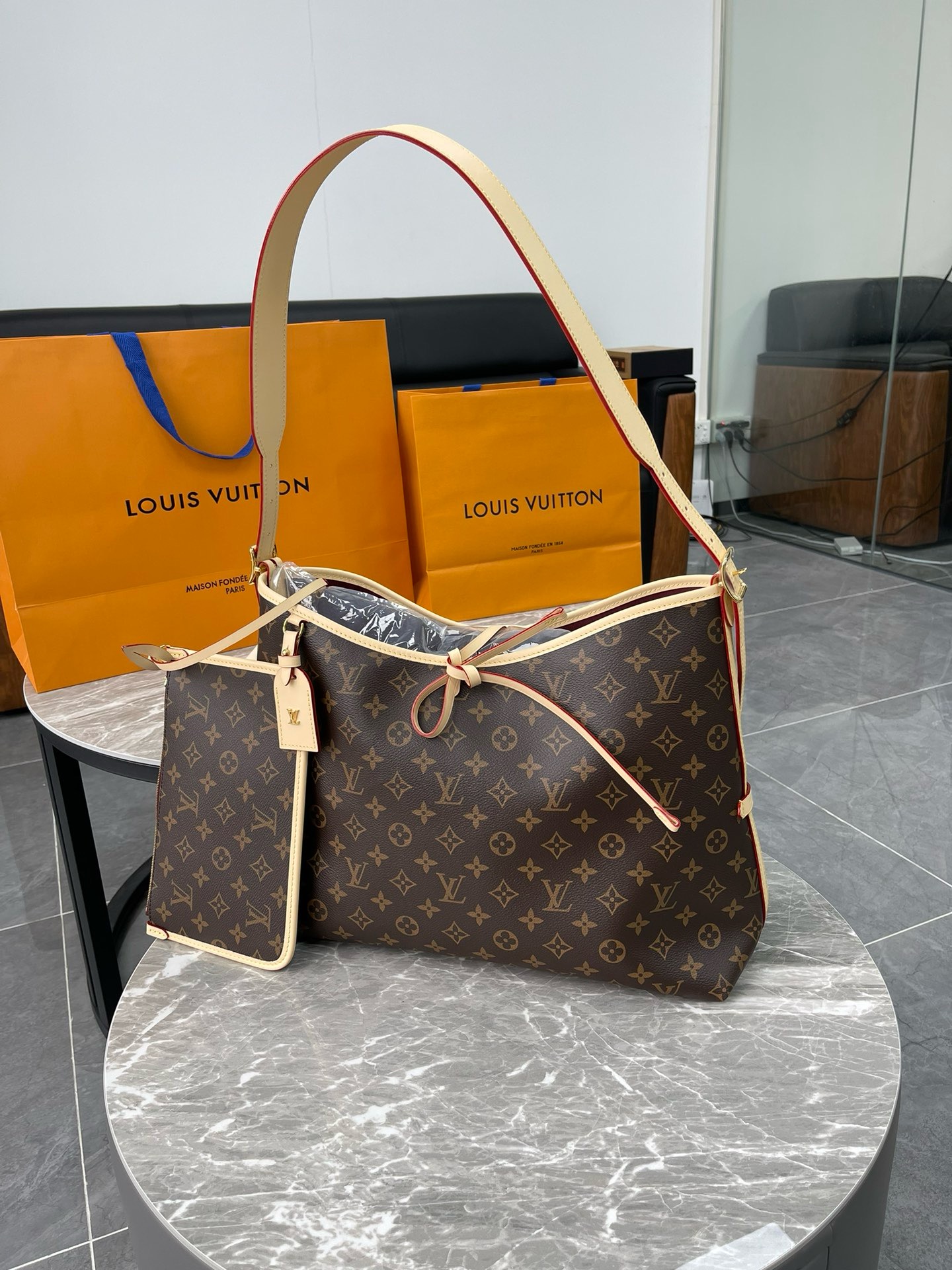 สินค้าพร้อมส่ง ** กระเป๋าใส่เสื้อผ้าได้ LV CarryAll MM ใบใหญ่ ขนาด 39x30x15 cm สินค้าใหม่ ของแท้ มีซิปสแกนได้