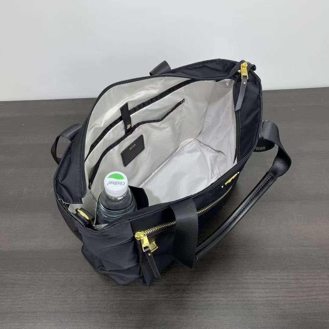 **do** กระเป๋าผ้าไนล่อน TUMI Voyageur Mauren Tote ใส่คอมพิวเตอร์ได้ ด้านหลังเสียบกระเป๋าเดินทางได้ สินค้าใหม่ ของแท้