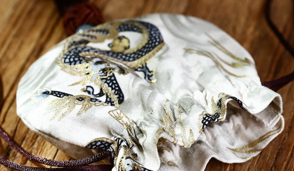 ถุงผ้าฝ้าย ทรงกลม ลายมังกร ทอง น้ำเงิน เบจ ห้อยพู่ แบบเก๋ ๆ ของชำร่วยแต่งงาน ปีมังกรทอง 918412