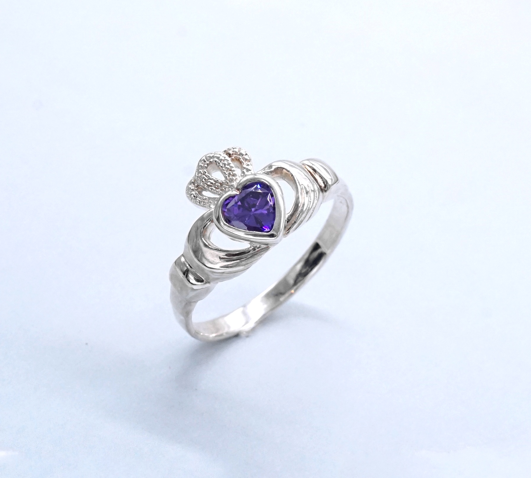 แหวนเงินแท้: แหวนมงกุฏหัวใจแหวนคลัดดาห์ (Claddagh ring) สัญลักษณ์แห่งความรัก และมิตรภาพ