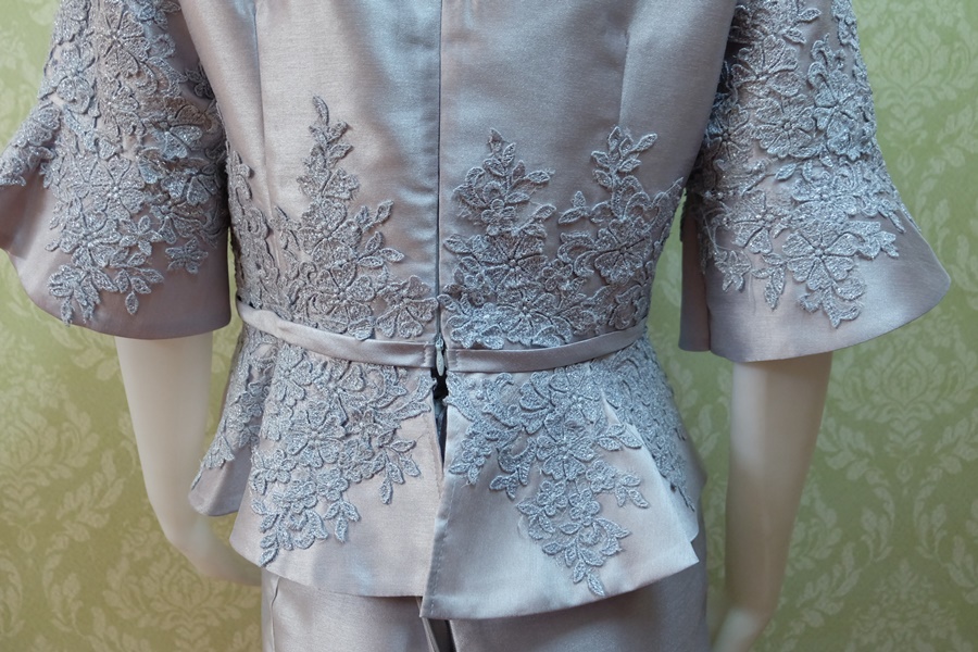 ชุดผ้าไหมอิตตาลี อัดผ้ากาวทั้งตัว ปักมุขรอบคอ แต่งด้วยลูกไม้นอกสอดดิ้น แขนสามส่วน สีเทาเงินเสื้อ+กระโปรงยาว เบอร์ 40