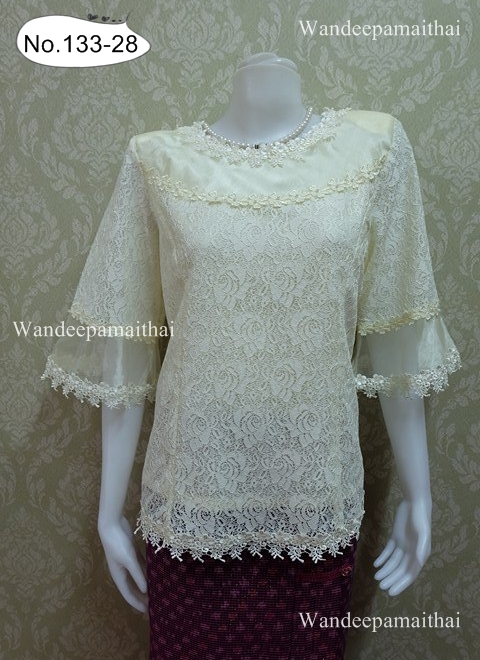 เสื้อลูกไม้ แขนสามส่วน ด้านหน้าและปลายแขน แต่งผ้าแก้ว ปักมุขรอบคอ สีครีมอ่อน เบอร์ 52