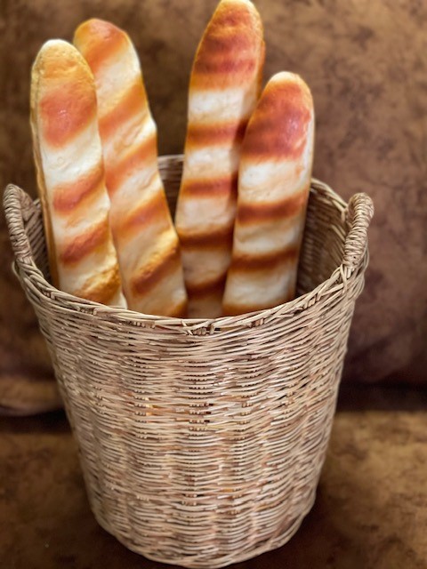 โม้เลขนมปังปลอม ขนมปังบาเก็ต (ราคาต่อ 1 ชิ้น)