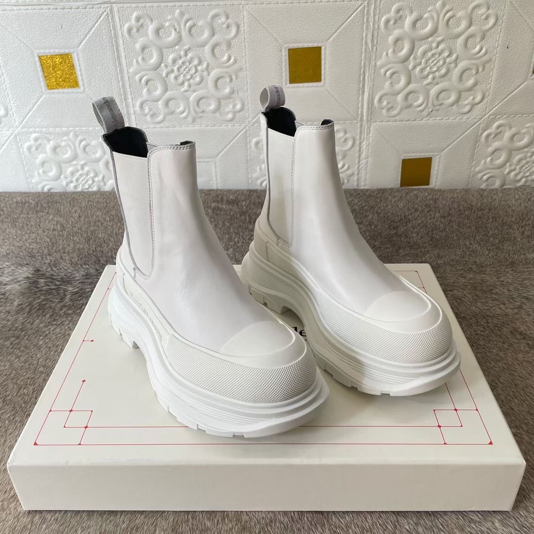 **do** รองเท้าบู้ท ALEXANDER MCQUEEN Tread Slick Chelsea Boots in White สินค้าใหม่ ของแท้
