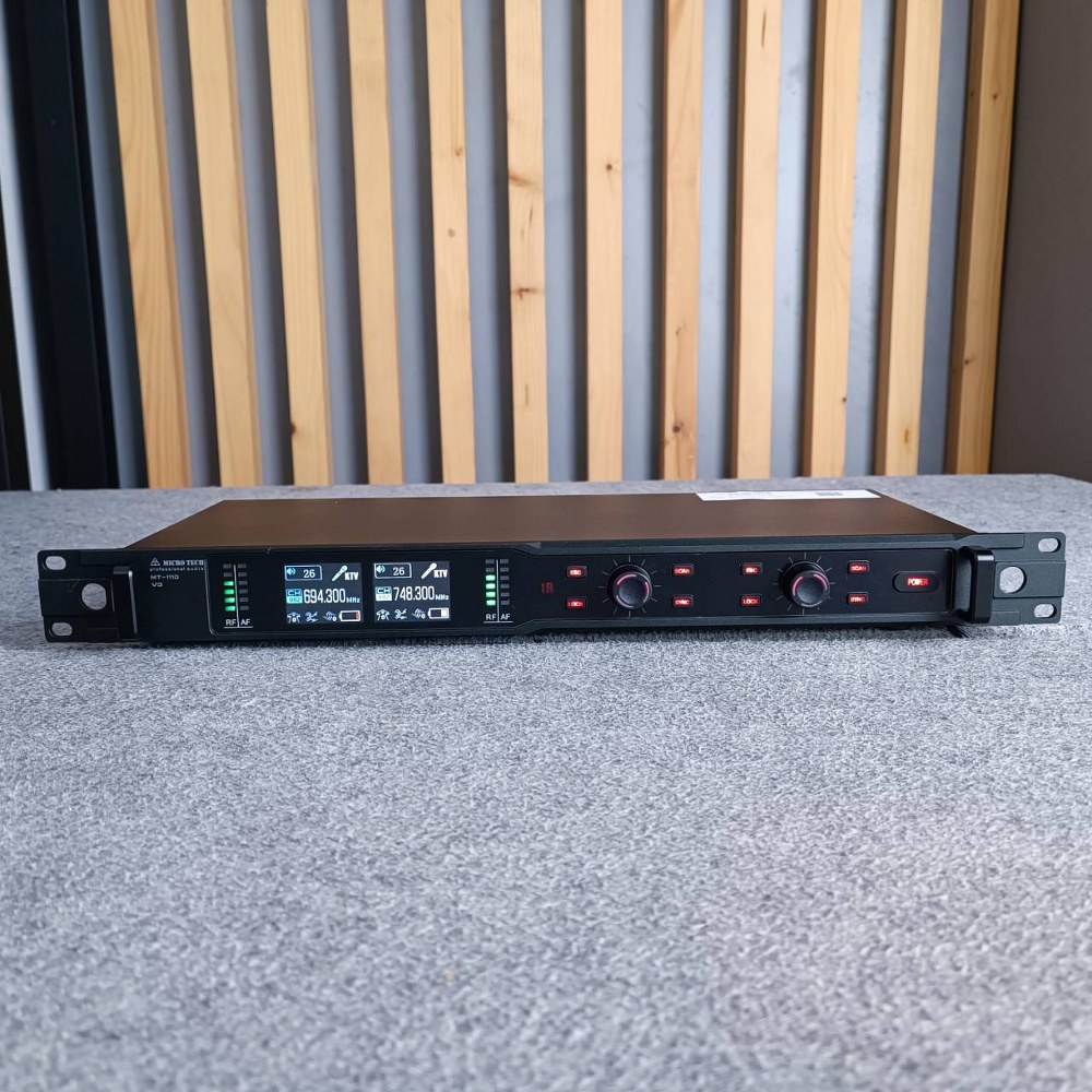 MICROTECH MT111D V3 ไมค์ลอยมือถือคู่UHF ไมค์ลอยคู่ ไมค์คาราโอเกะ MT-111D V3 แถม อุปกรณ์ย้ายเสา กระเป๋าเก็บไมค์ MT 111 D MT111 D MICRO TECH ไมโครเทค ไมค์ลอย - ถือคู่ ไมโครโฟนไร้สาย สามารถปรับเซ็ทที่ตัวเครื่อง และ ตัวไมค์ได้เลย เอไอ-ไพศาล +++