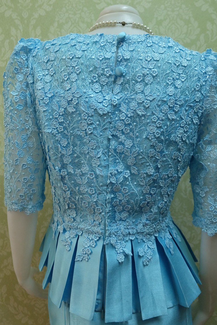 ชุดผ้าไหมอิตาลี อัดผ้ากาวทั้งตัว แต่งด้วยลูกไม้ฝรั่งเศสทั้งด้านหน้าและด้านหลัง แขนสามส่วน สีฟ้า เสื้อ+กระโปรงยาว เบอร์ 38