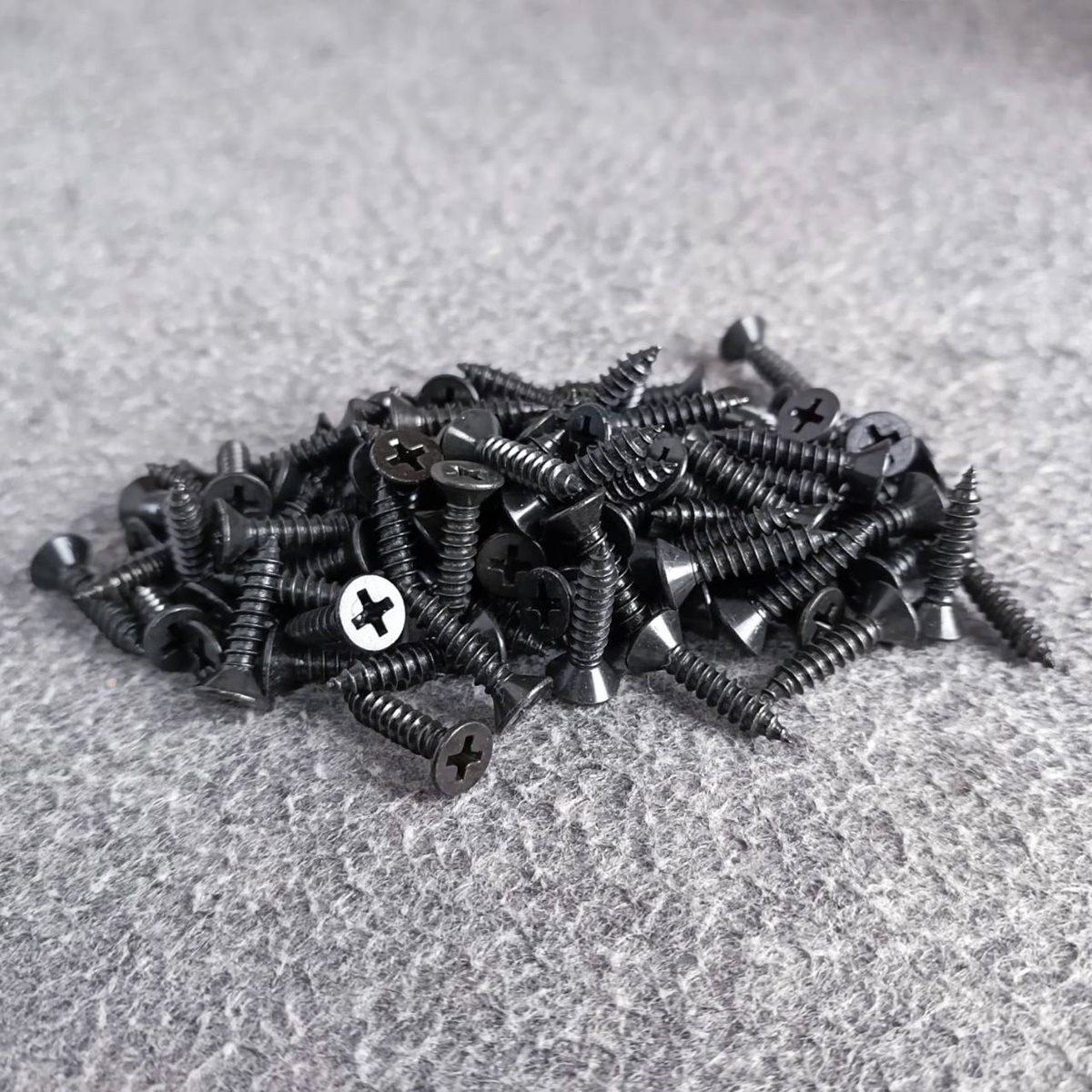 ประมาณ100ตัว สกรูFHดำ 8X3/4นิ้ว น็อตดำเกลียวปล่อย สกรูดำเกลียวปล่อย สกรู น็อต น็อตเกลียวปล่อย3/4นิ้ว น็อตเกลียวปล่อยหัวแบน เอไอ-ไพศาล