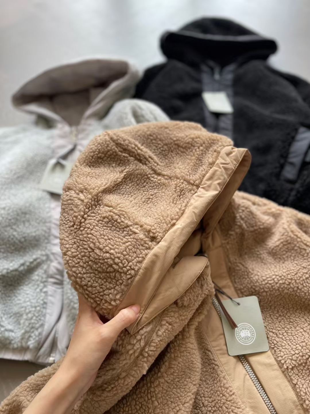 เสื้อกันหนาวมีฮู้ดใส่ได้ 2 ด้าน Canada Goose Women's Alberni Reversible Fleece Bomber Jacket มี 3 สี สินค้าใหม่ ของแท้