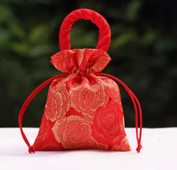 ถุงผ้าใส่ของชำร่วย ของขวัญ แบบจีน ถุงผ้าสีแดง แบบมีหูหิ้ว น่ารัก ๆ ลายดอกกุหลาบ สวยหรู 802253