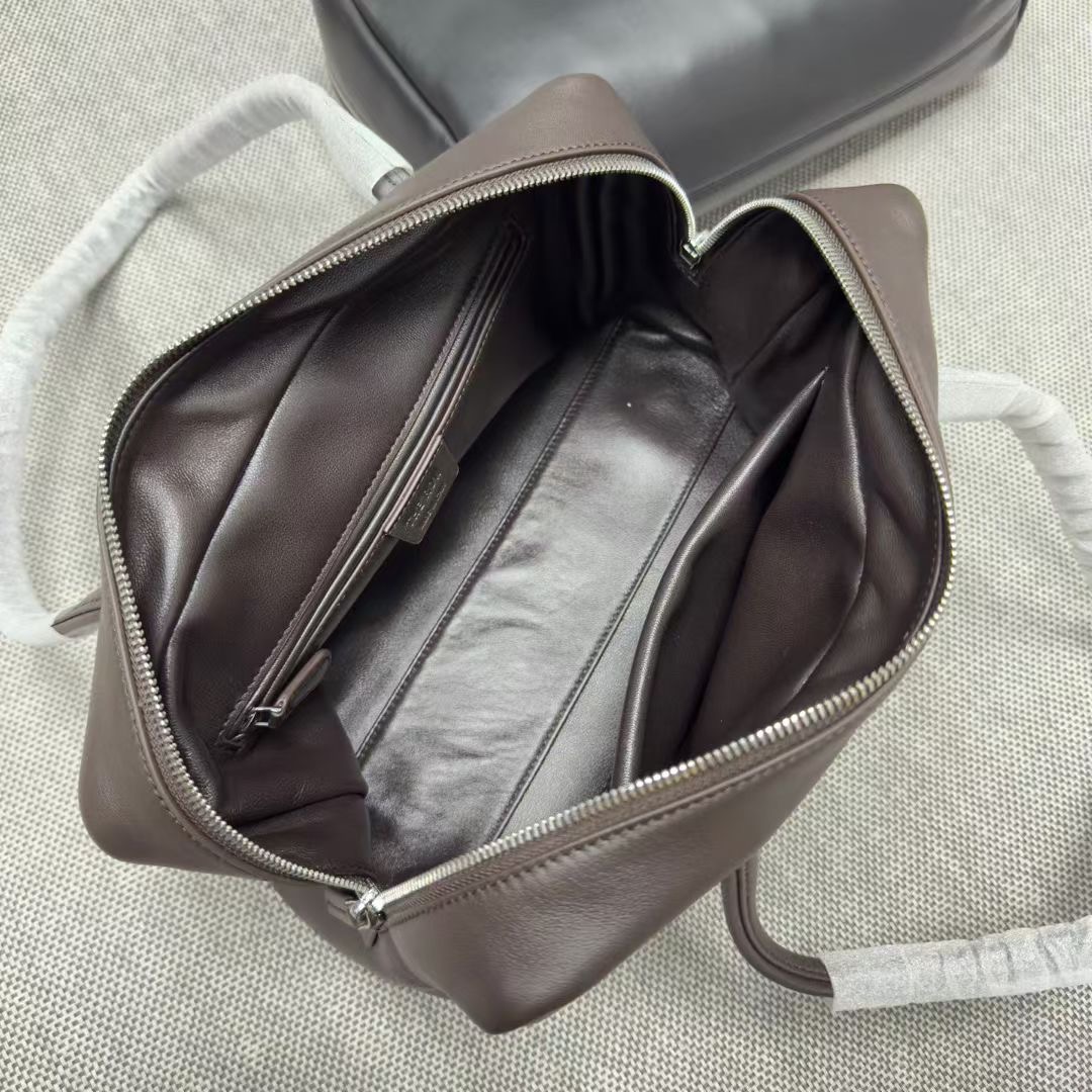 กระเป๋าหนังแกะ THE ROW Astra leather tote bag มี 2 สี หนังนุ่มมาก สินค้าใหม่ ของแท้