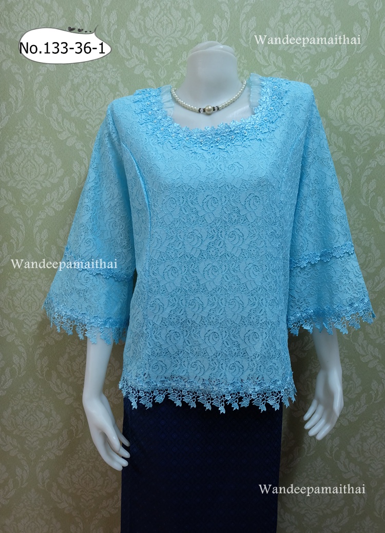 เสื้อลูกไม้ แขนสามส่วน คอระบายผ้าแก้ว ปักมุขรอบคอ สีฟ้า เบอร์ 48