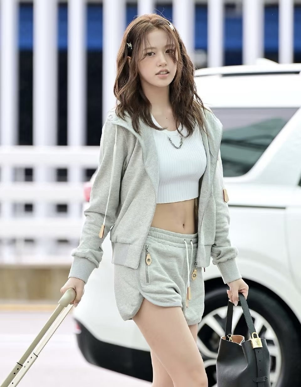 **do** เสื้อ LV Jacket Hoodie ใส่ได้ ชาย หญิง มีเสริมดีเทลหนัง สินค้าใหม่ ของแท้