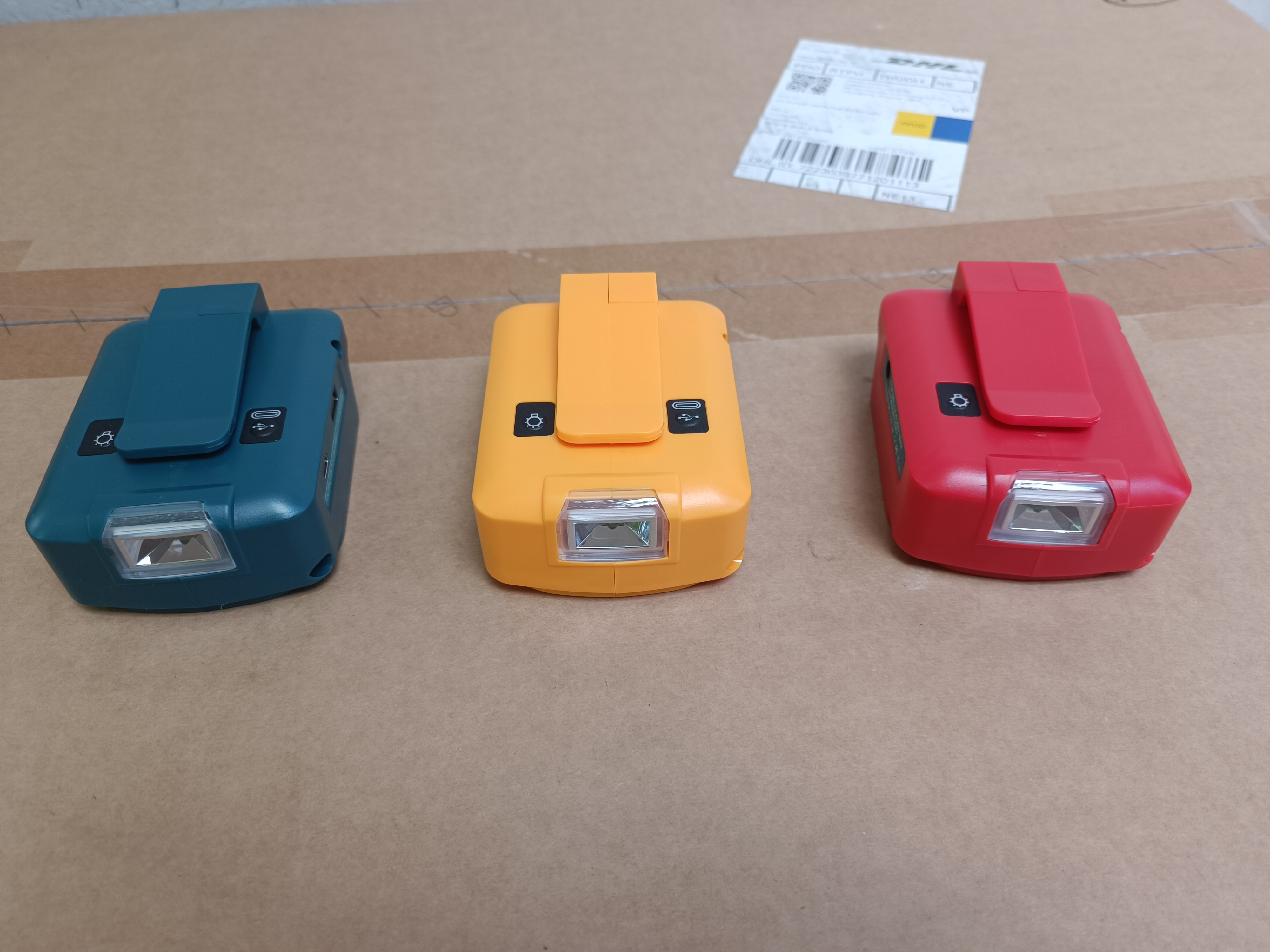 ตัวแปลงแบต Makita Dewalt Milwaukee อเด็บเตอร์ USB ทำเป็น Power Bank USB 2.1A + Type-C18W +LED 3W(300LM) +12VDC