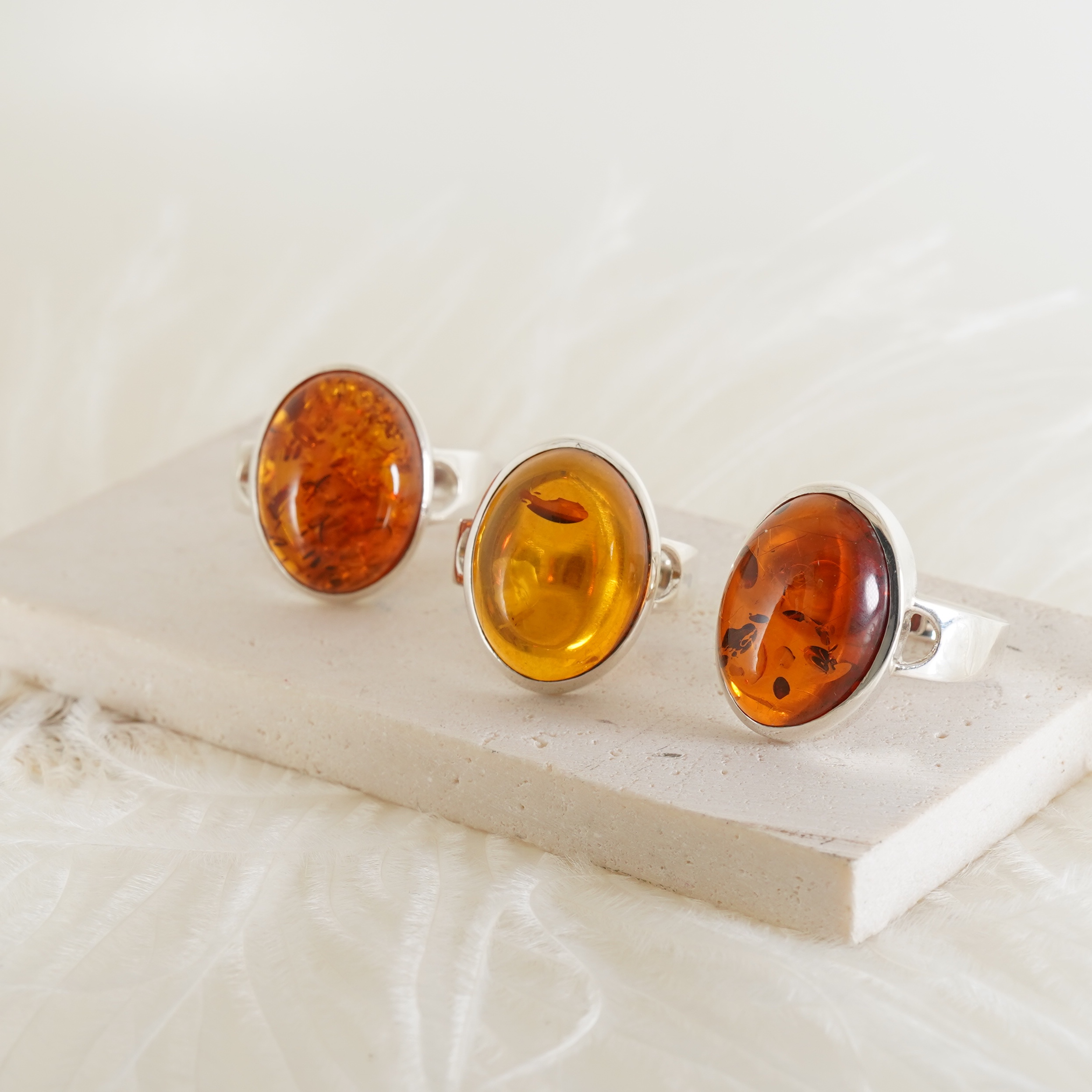 แหวนเงินแท้ฝังอำพันแพ้ เพื่อเพิ่มความสดชื่นตามธรรมชาติและดึงดูดความรักที่ยืนยาว