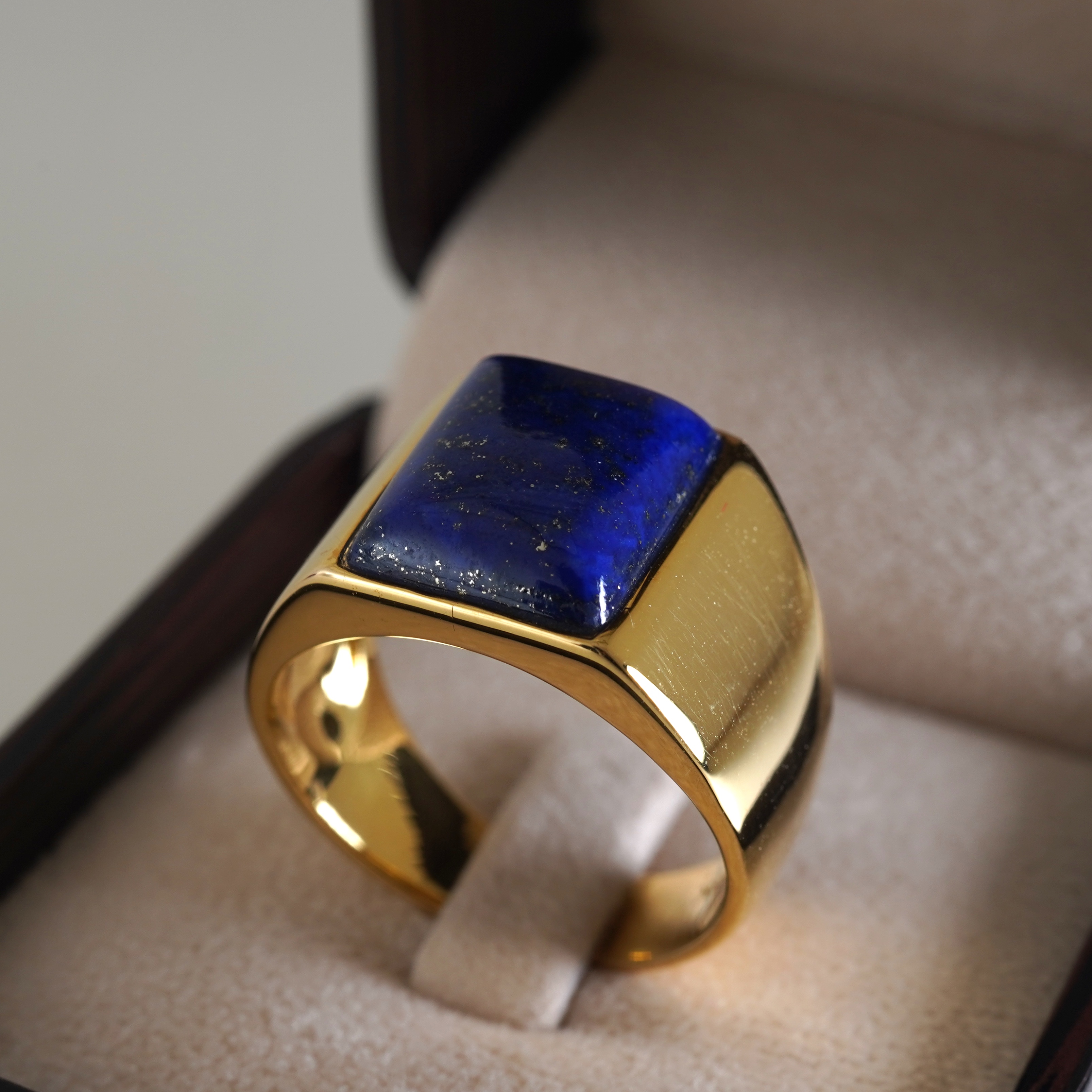 แหวนทอง: แหวนผู้ชาย แหวนทอง 18K ฝังลาพิส ลาพิส ลาซูลี(Lapis lazuli) เจียรเหลี่ยม เหมาะสำหรับสุภาพบุรษ