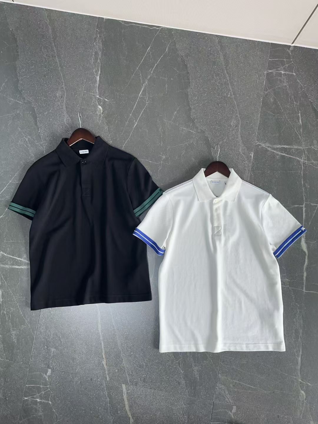 **do** เสื้อคอโปโล Burberry Striped-Detail Short Sleeved Polo Shirt มี 2 สี สินค้าใหม่ ของแท้