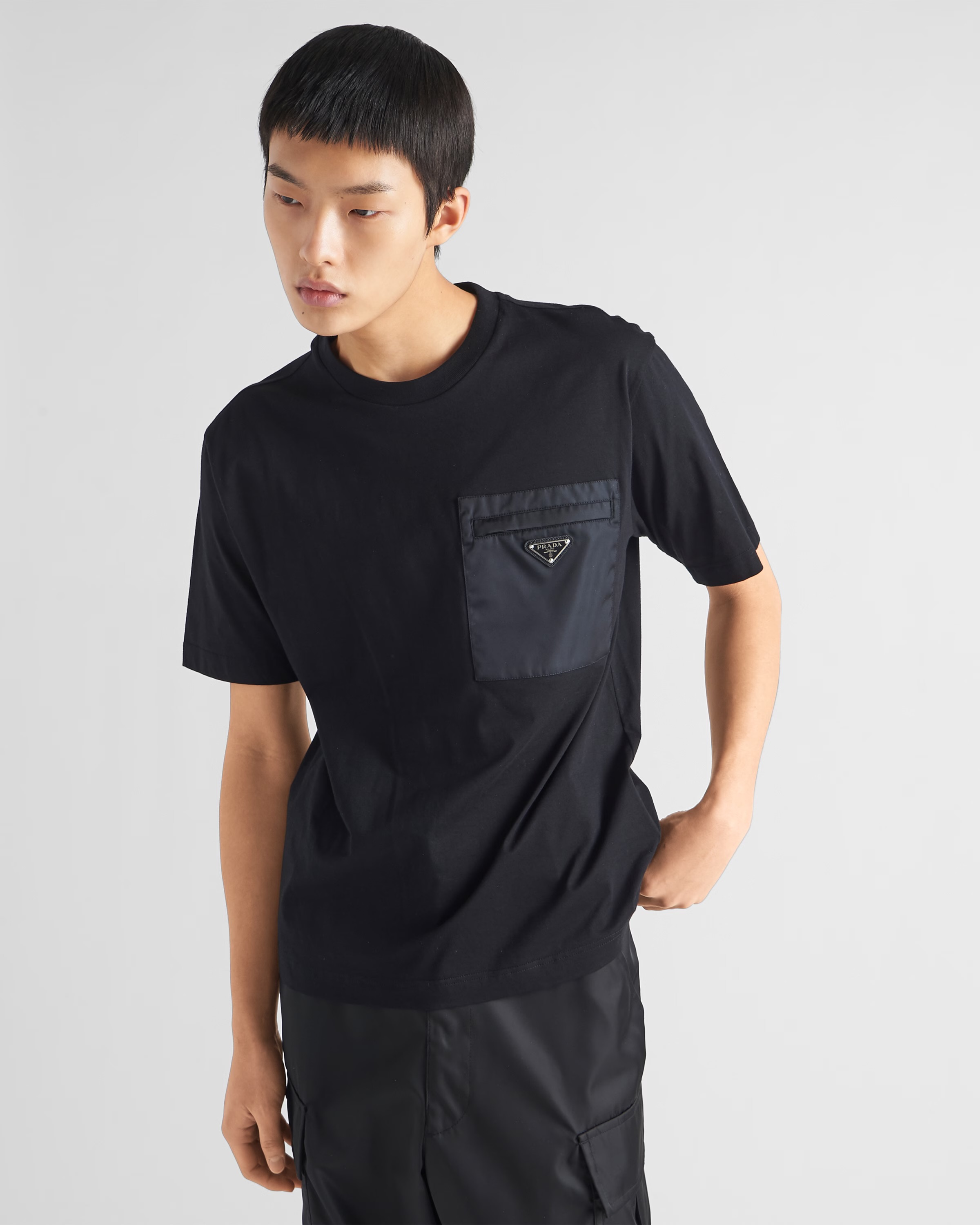 **do** เสื้อยืด Prada Re-Nylon and jersey T-shirt มีกระเป๋าเสื้อ สินค้าใหม่ ของแท้
