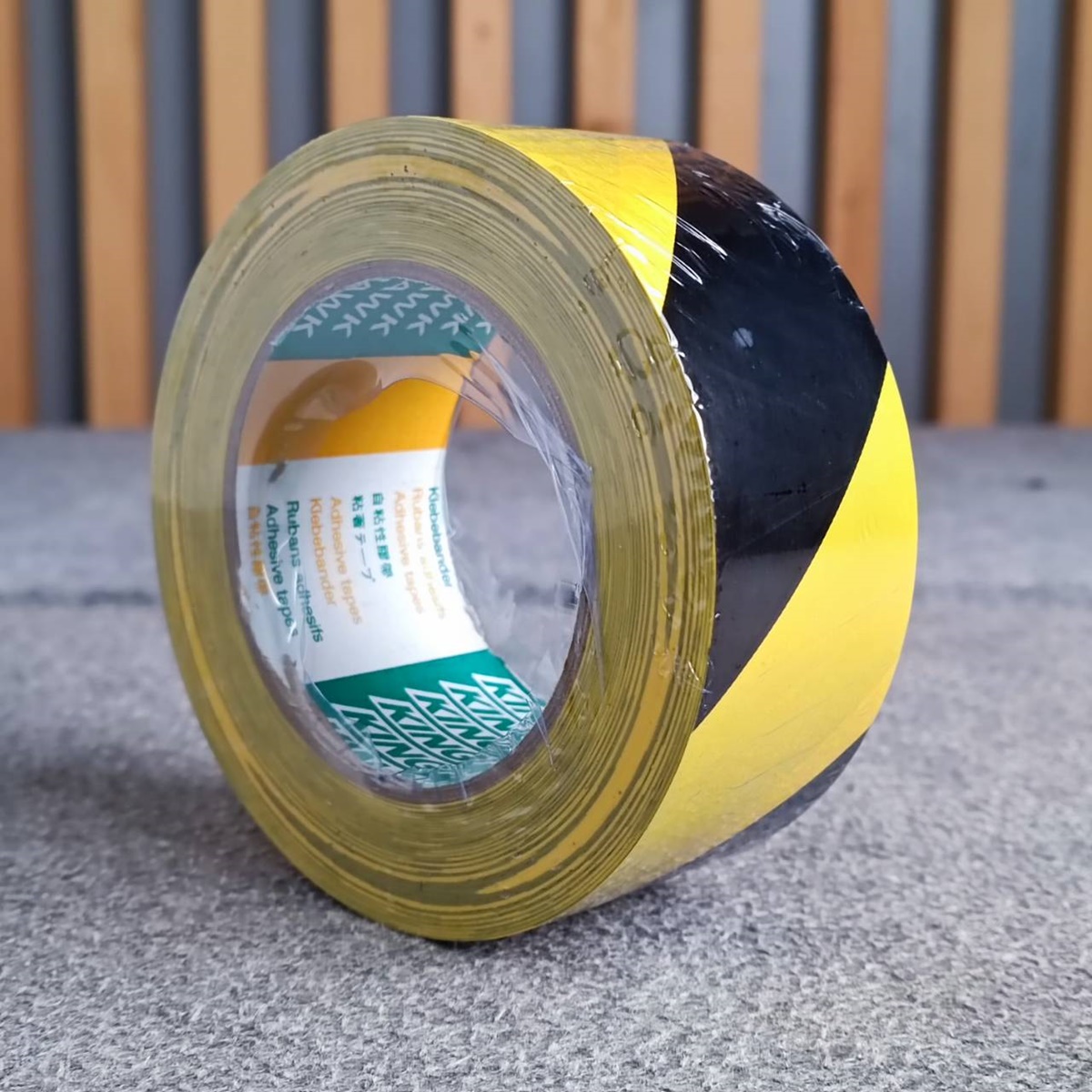 1ม้วน เหลืองดำ เทปตีเส้นพื้น PVC TAPE ขนาด 48mm ยาว33เมตร สี เหลืองดำ Kinghawk เทป ตีเส้น เอไอ-ไพศาล