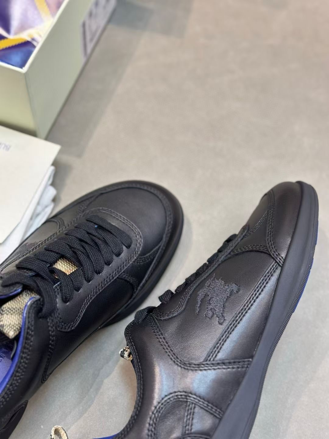 **DO** รองเท้าหนัง Burberry Leather Matrix Sneakers ของผู้ชาย สินค้าใหม่ ของแท้