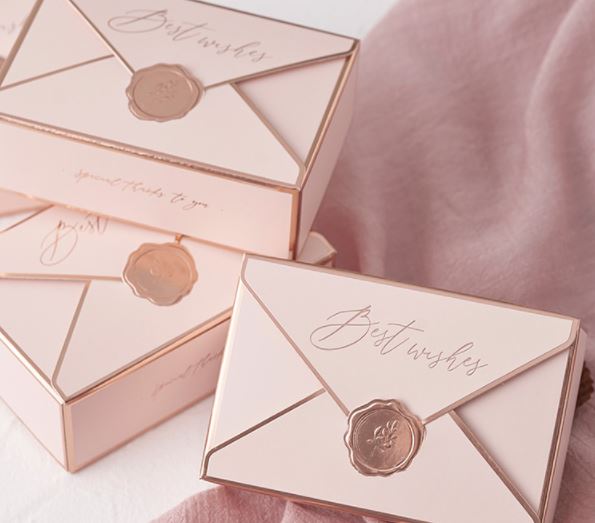 กล่องสี่เหลี่ยม กล่องใส่ของขวัญ ของชำร่วย งานแต่งงาน แบบหรูหรา ขอบทอง แบบซองจดหมาย 501003