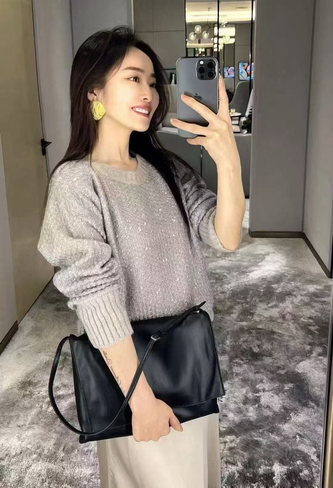 กระเป๋าหนังแกะ The Row Nan Shoulder Bag in Leather มี 2 สี มีกระเป๋าเล็กห้อย สินค้าใหม่ ของแท้